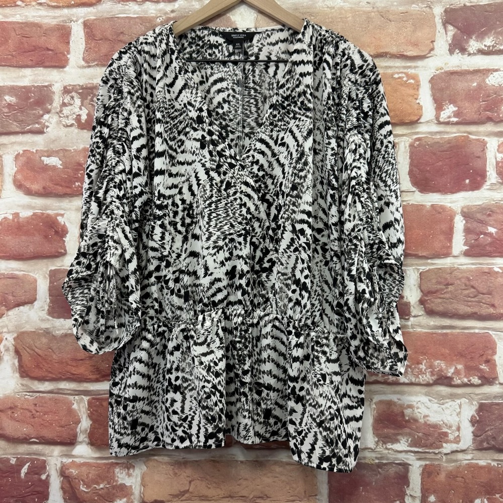 Simply Vera Wang Top Women's XXL Black White Abstract Animal Print Casual Shirt